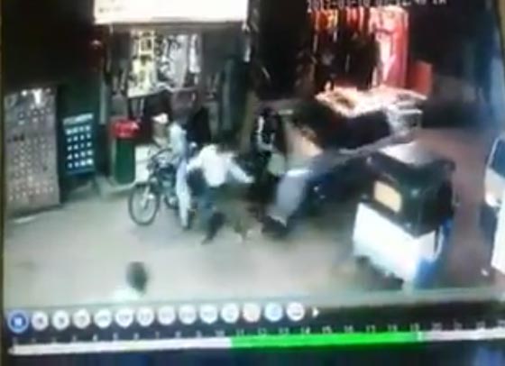  فيديو مروّع.. سيارة تدهس الناس في شارع ضيق شرق القاهرة صورة رقم 4