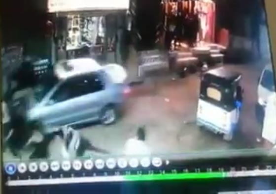  فيديو مروّع.. سيارة تدهس الناس في شارع ضيق شرق القاهرة صورة رقم 5