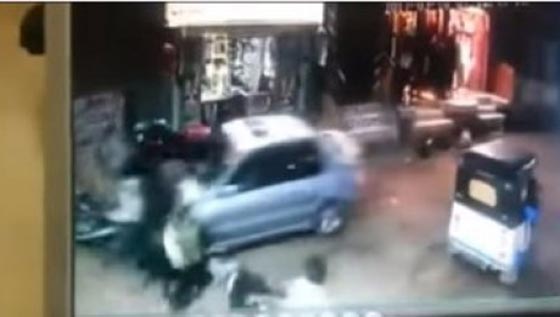  فيديو مروّع.. سيارة تدهس الناس في شارع ضيق شرق القاهرة صورة رقم 6