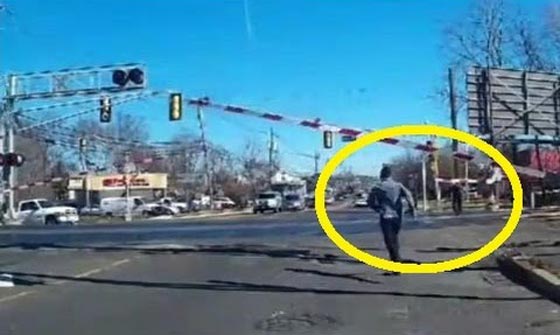  فيديو مثير.. سائق شجاع ينقذ مسنة لحظات قبل ان يسحقها قطار صورة رقم 1