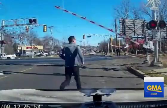  فيديو مثير.. سائق شجاع ينقذ مسنة لحظات قبل ان يسحقها قطار صورة رقم 2