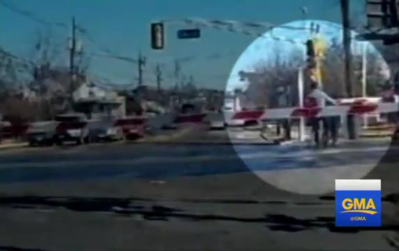  فيديو مثير.. سائق شجاع ينقذ مسنة لحظات قبل ان يسحقها قطار صورة رقم 3