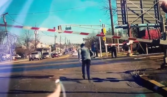  فيديو مثير.. سائق شجاع ينقذ مسنة لحظات قبل ان يسحقها قطار صورة رقم 4