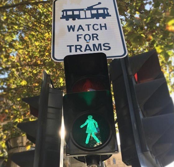 لاول مرة.. اشارات ضوئية بملابس نسائية في ملبورن الاسترالية صورة رقم 1