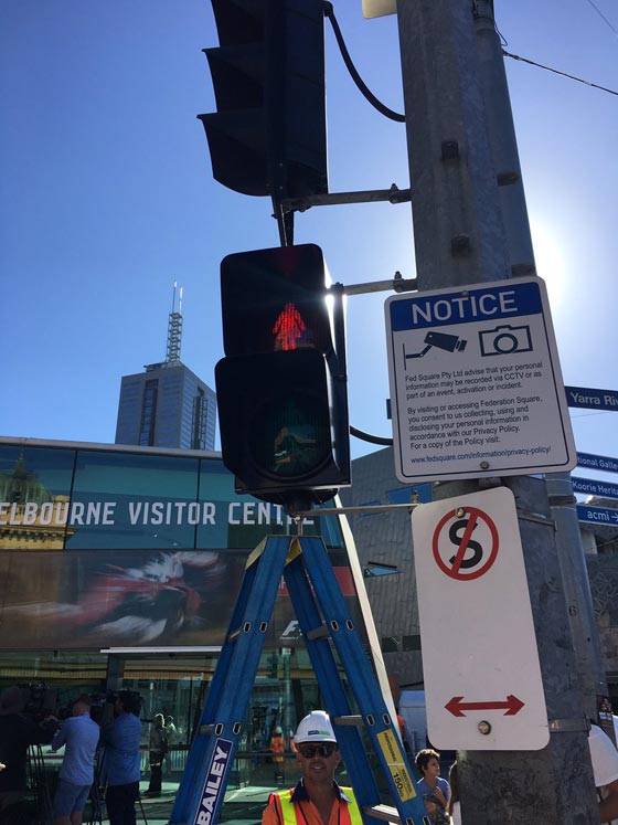 لاول مرة.. اشارات ضوئية بملابس نسائية في ملبورن الاسترالية صورة رقم 4