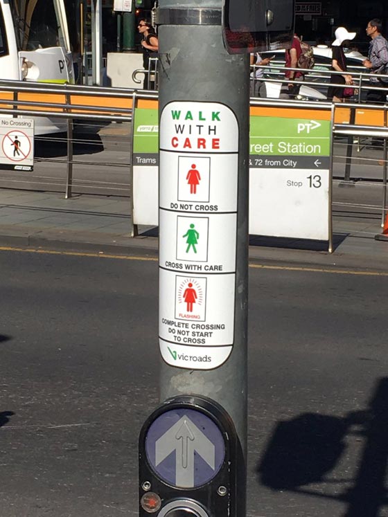 لاول مرة.. اشارات ضوئية بملابس نسائية في ملبورن الاسترالية صورة رقم 5