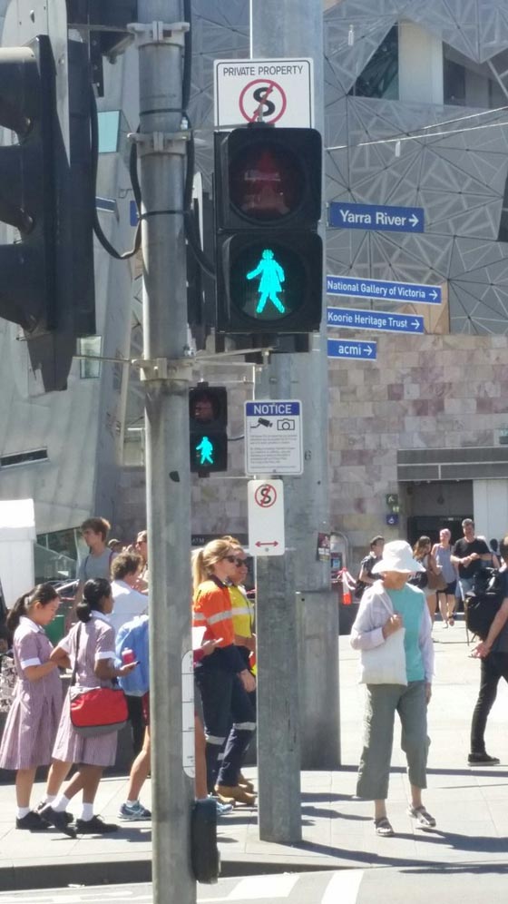 لاول مرة.. اشارات ضوئية بملابس نسائية في ملبورن الاسترالية صورة رقم 6