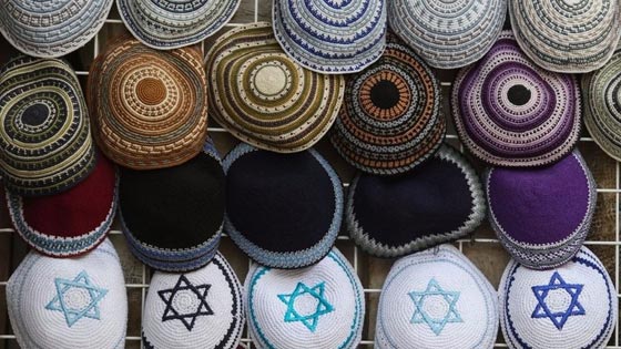 ورشة في غزة تصدّر القلنسوة (الكيباه) ليهود اسرائيل المتدينين صورة رقم 4