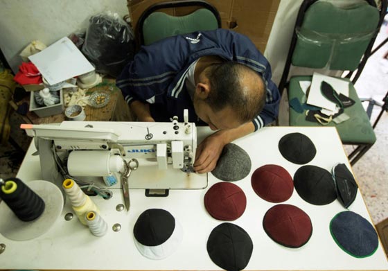 ورشة في غزة تصدّر القلنسوة (الكيباه) ليهود اسرائيل المتدينين صورة رقم 2