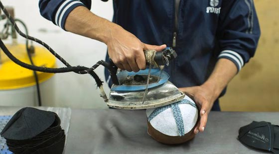 ورشة في غزة تصدّر القلنسوة (الكيباه) ليهود اسرائيل المتدينين صورة رقم 3