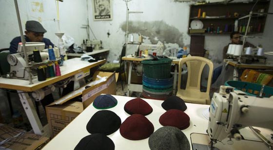 ورشة في غزة تصدّر القلنسوة (الكيباه) ليهود اسرائيل المتدينين صورة رقم 1