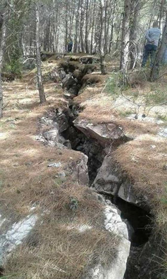  هل هو الزلزال؟! شق عميق في جبل على الساحل السوري يثير الريبة صورة رقم 1