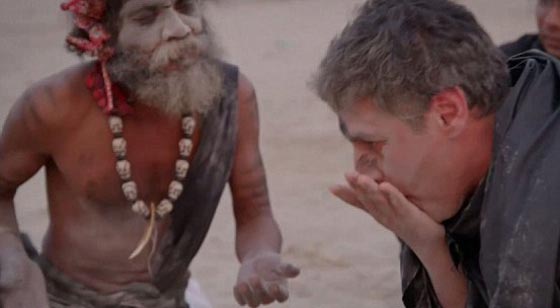  تجربة صادمة لمذيع مع قبيلة تأكل مخ البني آدميين والبراز! فيديو صورة رقم 5