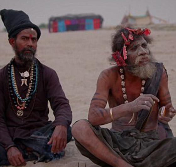  تجربة صادمة لمذيع مع قبيلة تأكل مخ البني آدميين والبراز! فيديو صورة رقم 9