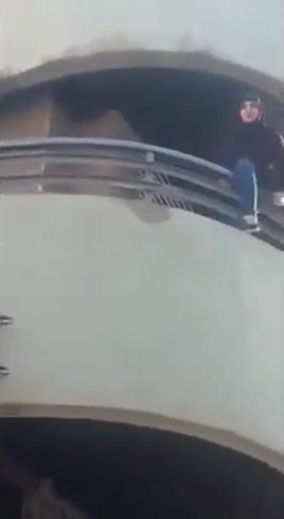  فيديو مؤلم.. فتاة لبنانية تحاول الانتحار ورجل يحرضها على القفز من اعلى صورة رقم 3