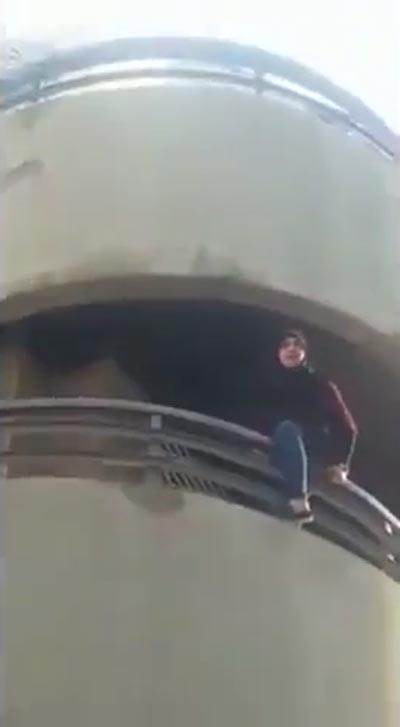  فيديو مؤلم.. فتاة لبنانية تحاول الانتحار ورجل يحرضها على القفز من اعلى صورة رقم 4