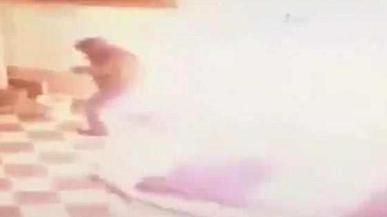  فيديو صادم: عامل محطة وقود يرش البنزين على عشيق زوجته  ويحرقه! صورة رقم 4