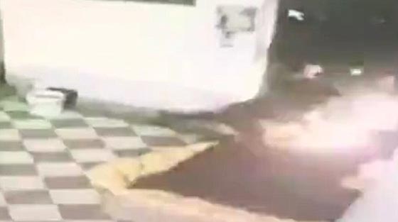  فيديو صادم: عامل محطة وقود يرش البنزين على عشيق زوجته  ويحرقه! صورة رقم 3