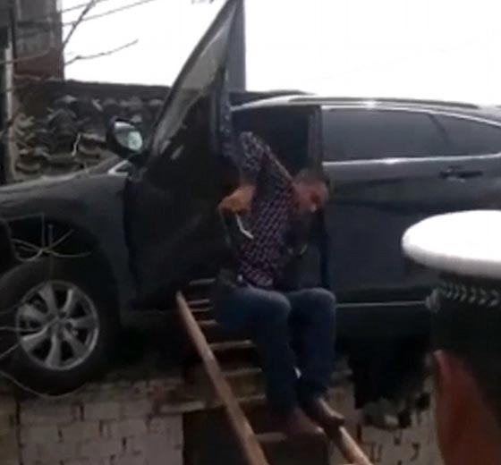 فيديو غريب:  سيارة على سقف منزل! كيف استقرت هناك؟  صورة رقم 7