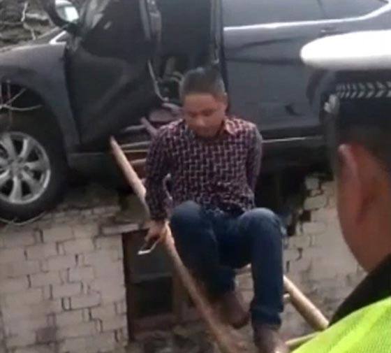 فيديو غريب:  سيارة على سقف منزل! كيف استقرت هناك؟  صورة رقم 8