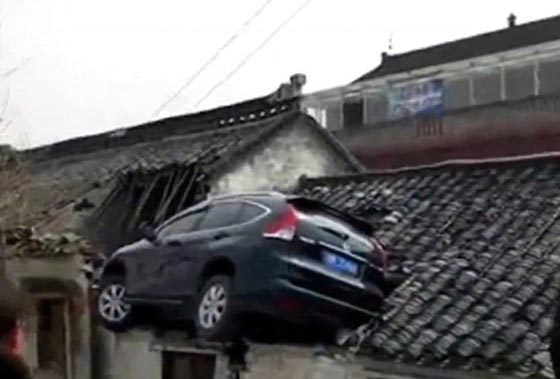 فيديو غريب:  سيارة على سقف منزل! كيف استقرت هناك؟  صورة رقم 4