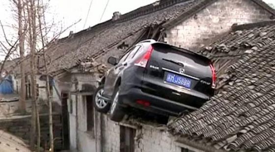 فيديو غريب:  سيارة على سقف منزل! كيف استقرت هناك؟  صورة رقم 3