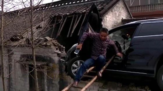 فيديو غريب:  سيارة على سقف منزل! كيف استقرت هناك؟  صورة رقم 5