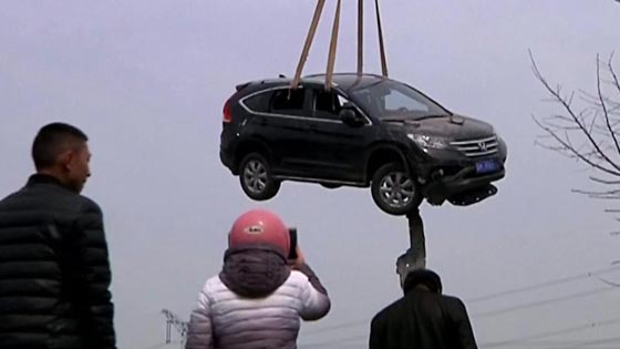 فيديو غريب:  سيارة على سقف منزل! كيف استقرت هناك؟  صورة رقم 10