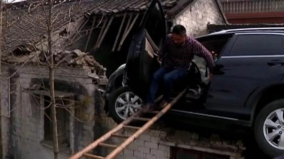 فيديو غريب:  سيارة على سقف منزل! كيف استقرت هناك؟  صورة رقم 6