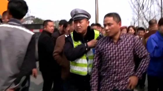 فيديو غريب:  سيارة على سقف منزل! كيف استقرت هناك؟  صورة رقم 12