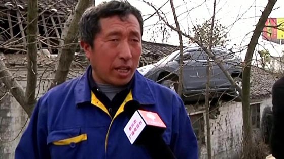 فيديو غريب:  سيارة على سقف منزل! كيف استقرت هناك؟  صورة رقم 13