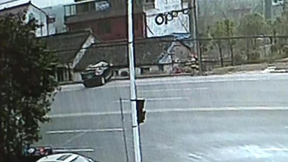 فيديو غريب:  سيارة على سقف منزل! كيف استقرت هناك؟  صورة رقم 1