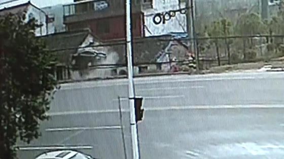 فيديو غريب:  سيارة على سقف منزل! كيف استقرت هناك؟  صورة رقم 2