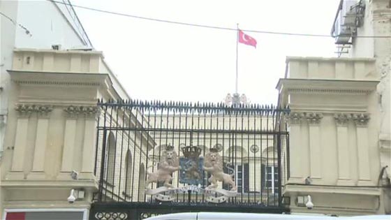    لاهاي تطرد وزيرة تركية، ومتظاهرون ينزعون علم هولندا من قنصليتها بإسطنبول!  صورة رقم 3