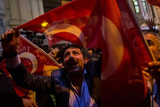    لاهاي تطرد وزيرة تركية، ومتظاهرون ينزعون علم هولندا من قنصليتها بإسطنبول!  صورة رقم 9