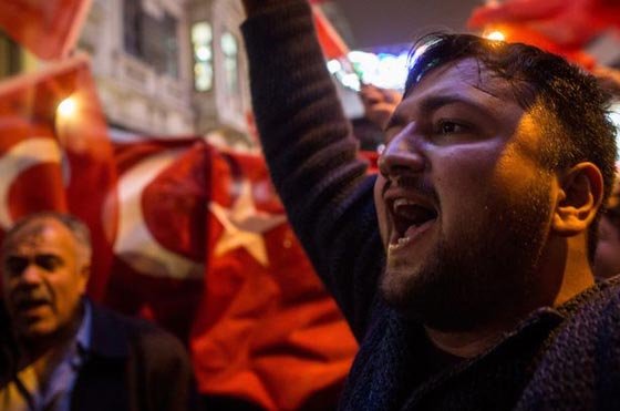    لاهاي تطرد وزيرة تركية، ومتظاهرون ينزعون علم هولندا من قنصليتها بإسطنبول!  صورة رقم 10