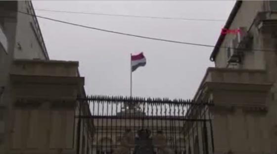    لاهاي تطرد وزيرة تركية، ومتظاهرون ينزعون علم هولندا من قنصليتها بإسطنبول!  صورة رقم 1