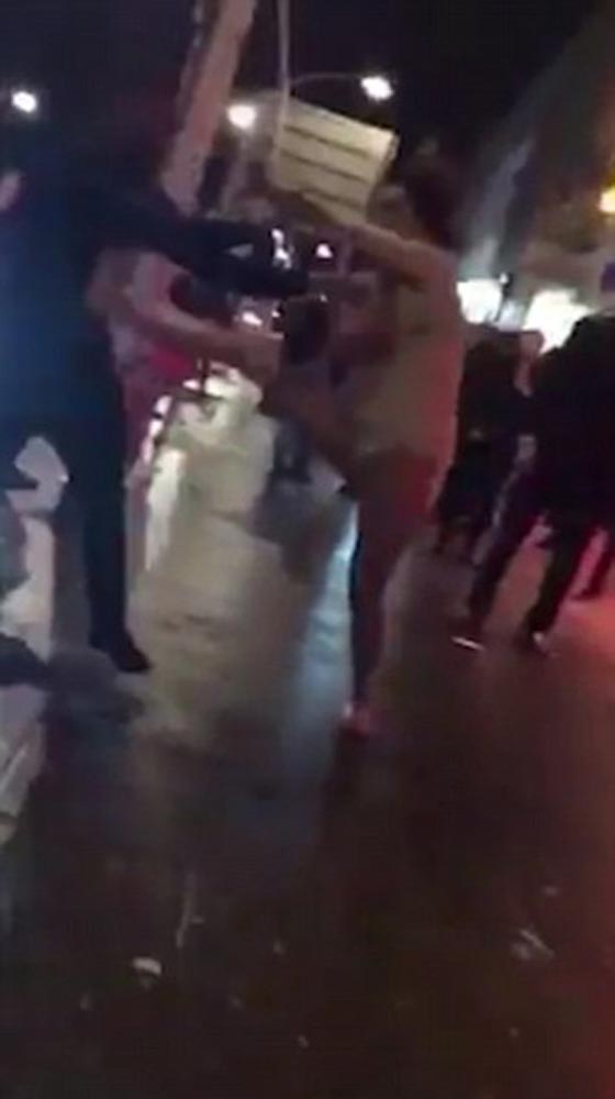  فيديو مرعب: امرأة حديدية تقضي على رجلين وتلقي بهما أرضا! صورة رقم 2