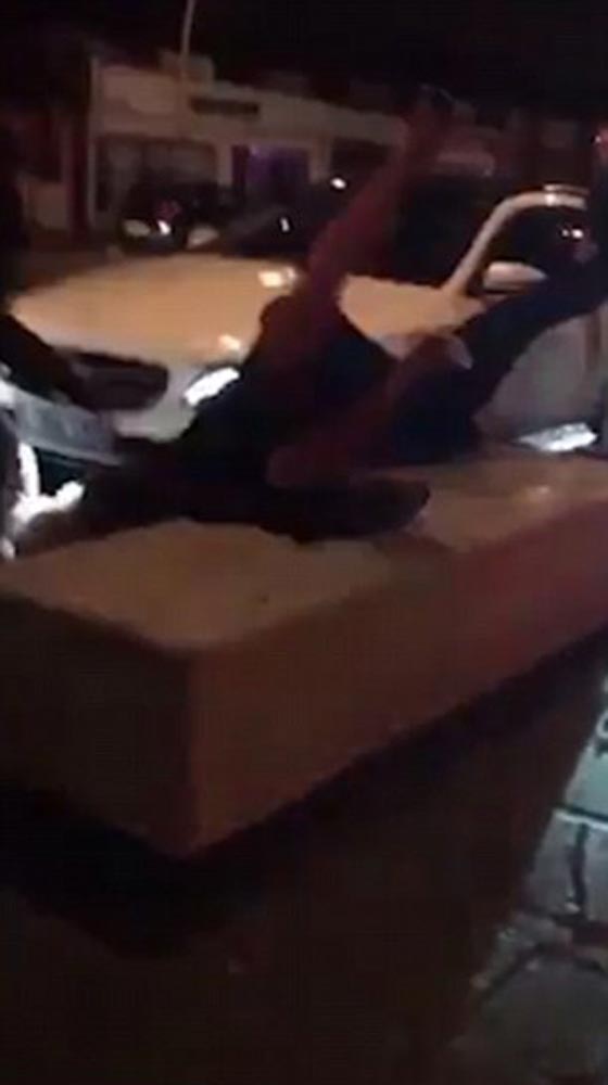  فيديو مرعب: امرأة حديدية تقضي على رجلين وتلقي بهما أرضا! صورة رقم 3