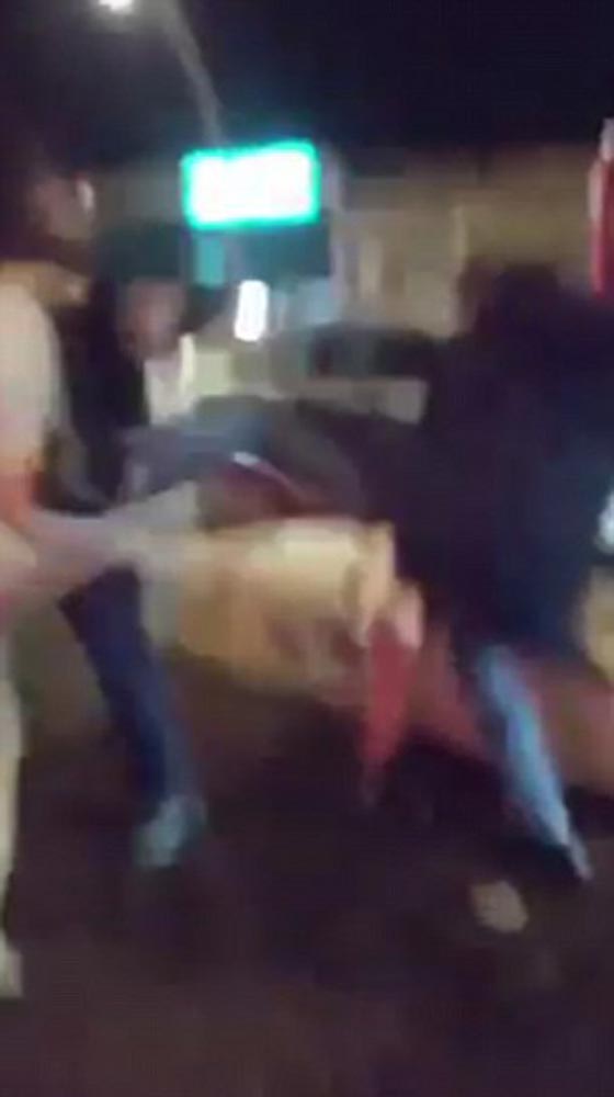  فيديو مرعب: امرأة حديدية تقضي على رجلين وتلقي بهما أرضا! صورة رقم 5