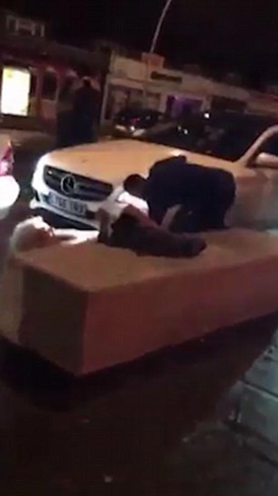  فيديو مرعب: امرأة حديدية تقضي على رجلين وتلقي بهما أرضا! صورة رقم 6