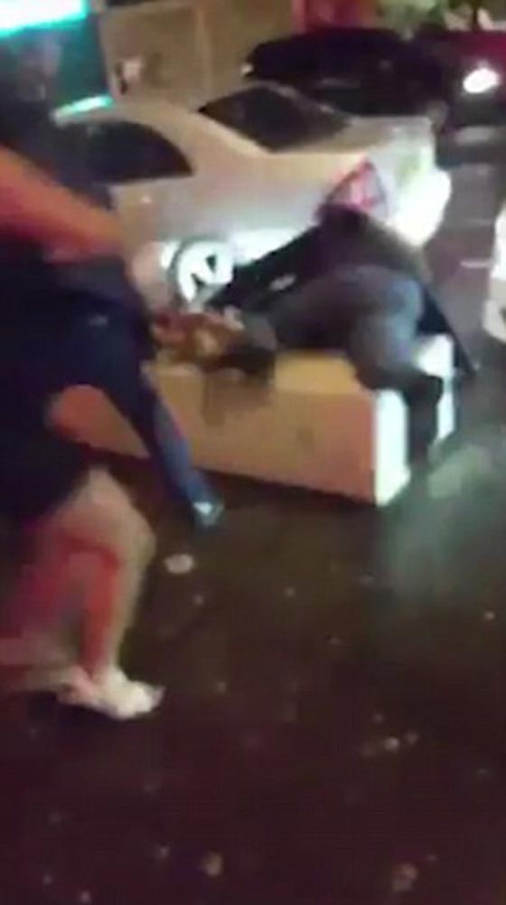  فيديو مرعب: امرأة حديدية تقضي على رجلين وتلقي بهما أرضا! صورة رقم 7