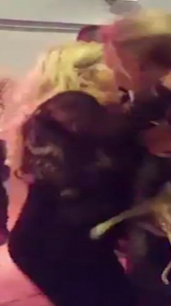  فيديو مرعب: امرأة حديدية تقضي على رجلين وتلقي بهما أرضا! صورة رقم 8