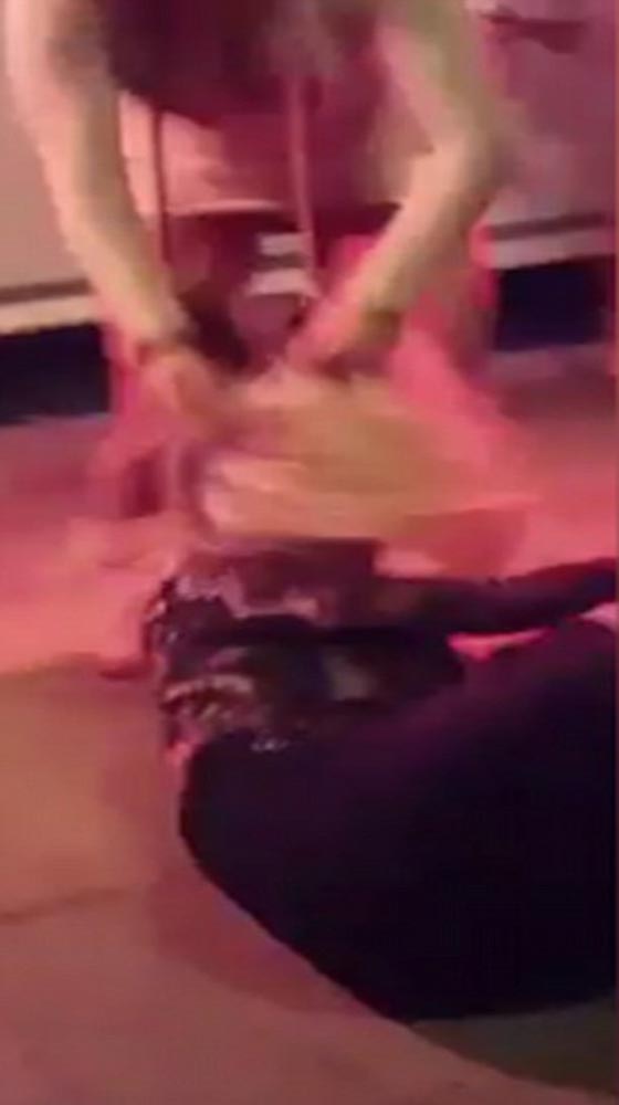  فيديو مرعب: امرأة حديدية تقضي على رجلين وتلقي بهما أرضا! صورة رقم 9