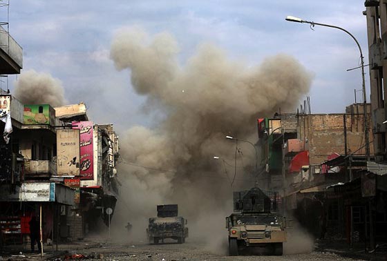 فيديو مثير: بطل عراقي يعترض مفجر انتحاري داعشي بالموصل وينقذ حياة الكثيرين صورة رقم 10