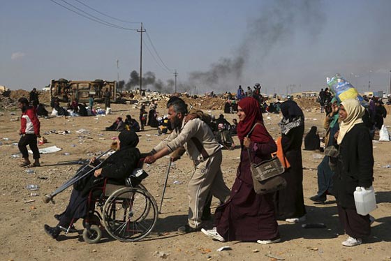 فيديو مثير: بطل عراقي يعترض مفجر انتحاري داعشي بالموصل وينقذ حياة الكثيرين صورة رقم 13