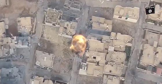 فيديو مثير: بطل عراقي يعترض مفجر انتحاري داعشي بالموصل وينقذ حياة الكثيرين صورة رقم 6