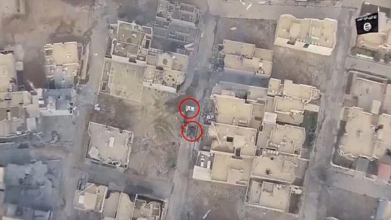 فيديو مثير: بطل عراقي يعترض مفجر انتحاري داعشي بالموصل وينقذ حياة الكثيرين صورة رقم 2