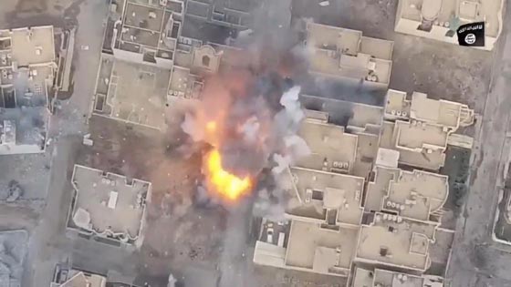 فيديو مثير: بطل عراقي يعترض مفجر انتحاري داعشي بالموصل وينقذ حياة الكثيرين صورة رقم 7