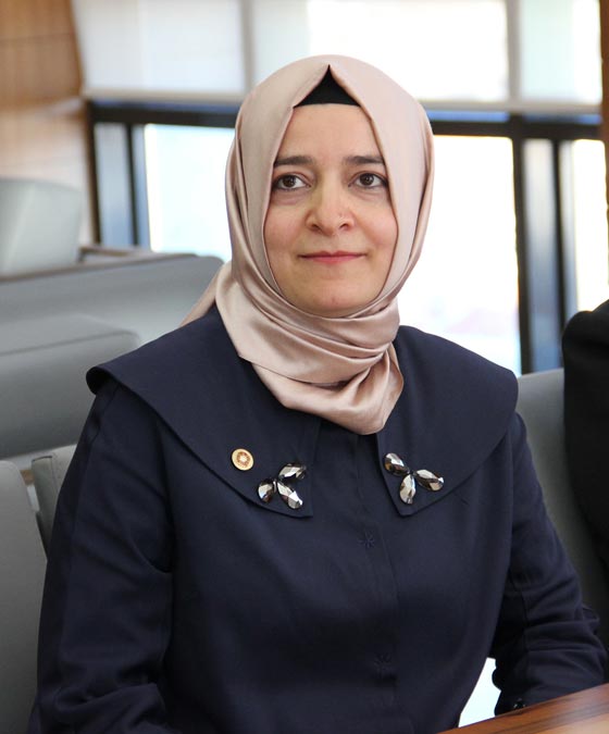    لاهاي تطرد وزيرة تركية، ومتظاهرون ينزعون علم هولندا من قنصليتها بإسطنبول!  صورة رقم 14